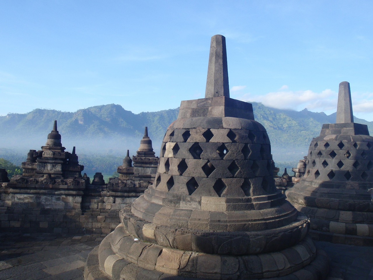 Jour 5 YOGYAKARTA — KRATON — BOROBUDUR - YOGYAKARTA